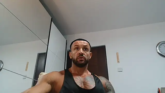 Snapshot of Magnificmuscles89 chatting on 07/20/26, 10:18 Magnificmuscles89 online show from 07/20/26, 10:18