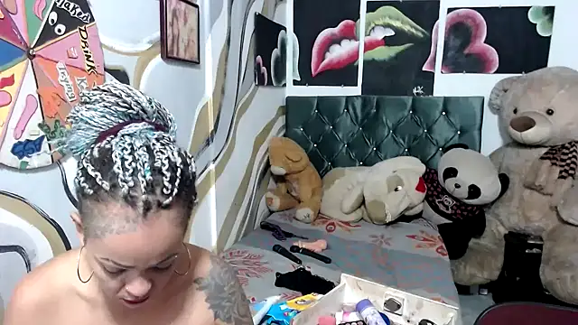 Snapshot of manzanahot9 chatting on 10/27/25, 11:36 manzanahot9 online show from 10/27/25, 11:36