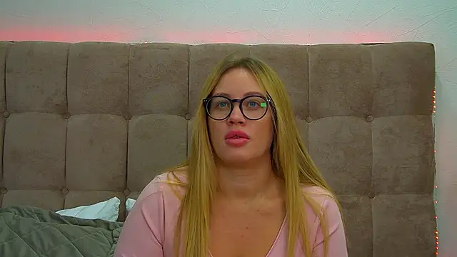 Snapshot of MariaNeumann chatting on 02/04/25, 06:25 MariaNeumann online show from 02/04/25, 06:25