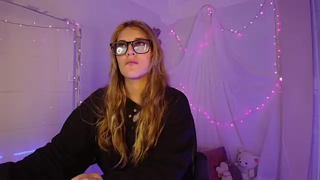 Giia paiige18 online show from 10/31/25, 03:07