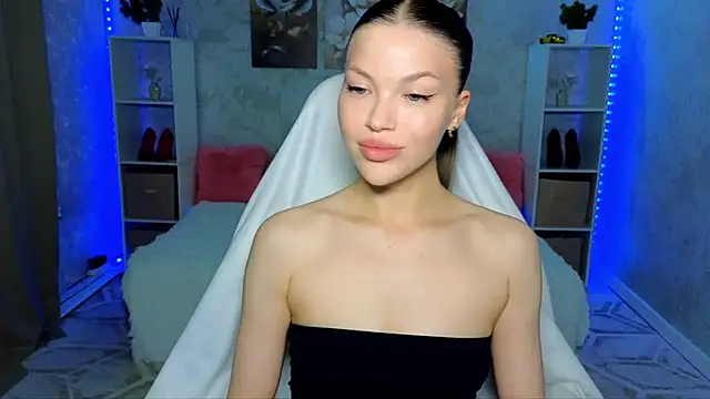 Snapshot of EmmyMills chatting on 06/15/26, 06:21 EmmyMills online show from 06/15/26, 06:21