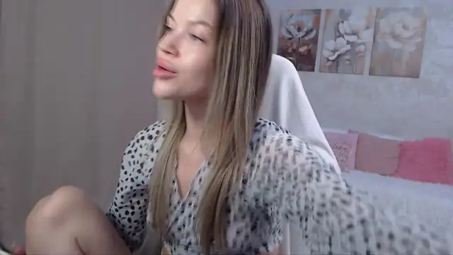 Snapshot of EmmyMills chatting on 07/18/26, 09:07 EmmyMills online show from 07/18/26, 09:07