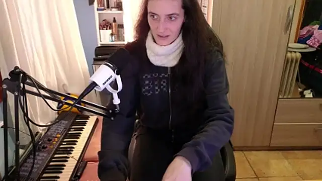 Snapshot of MemiKouki chatting on 12/22/25, 04:37 MemiKouki online show from 12/22/25, 04:37