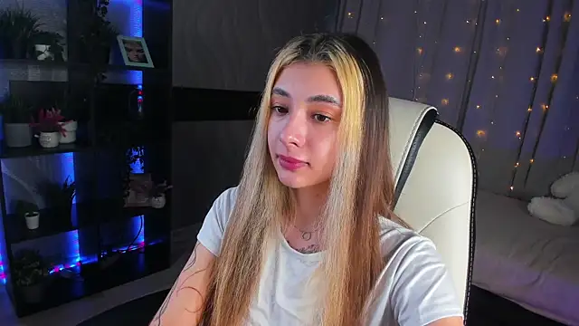 Snapshot of DarlaLike chatting on 03/15/25, 04:35 DarlaLike online show from 03/15/25, 04:35