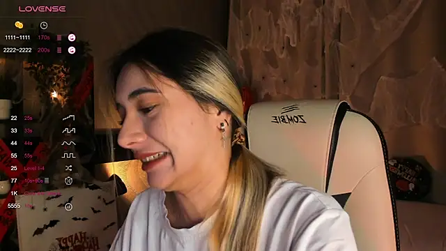 Snapshot of DarlaLike chatting on 10/18/25, 03:42 DarlaLike online show from 10/18/25, 03:42