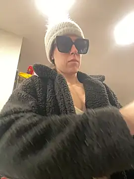 Snapshot of mrs__unknown chatting on 02/25/26, 04:27 mrs unknown online show from 02/25/26, 04:27