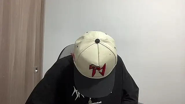 Snapshot of bob_petterson chatting on 01/27/25, 01:05 bob petterson online show from 01/27/25, 01:05