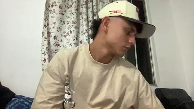 Snapshot of bob_petterson chatting on 02/14/25, 02:50 bob petterson online show from 02/14/25, 02:50