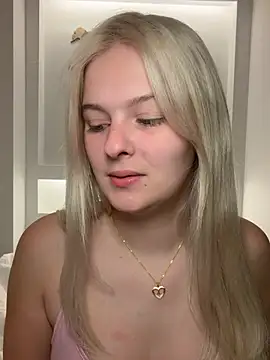 Snapshot of Allylove03 chatting on 04/29/26, 04:16 Allylove03 online show from 04/29/26, 04:16