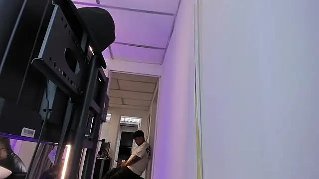 Snapshot of alessiaferry chatting on 03/13/25, 10:43 alessiaferry online show from 03/13/25, 10:43