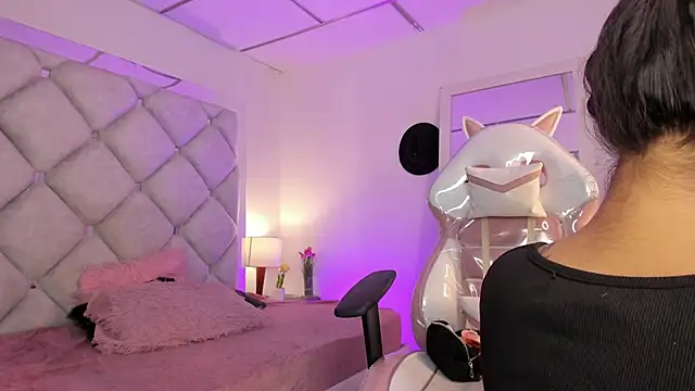 Snapshot of alessiaferry chatting on 11/27/25, 04:42 alessiaferry online show from 11/27/25, 04:42