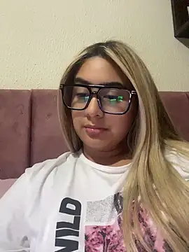 Snapshot of Miabonnett_ chatting on 05/15/26, 01:12 Miabonnett online show from 05/15/26, 01:12