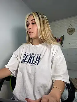 Snapshot of emma_oxford chatting on 02/03/25, 08:35 emma oxford online show from 02/03/25, 08:35