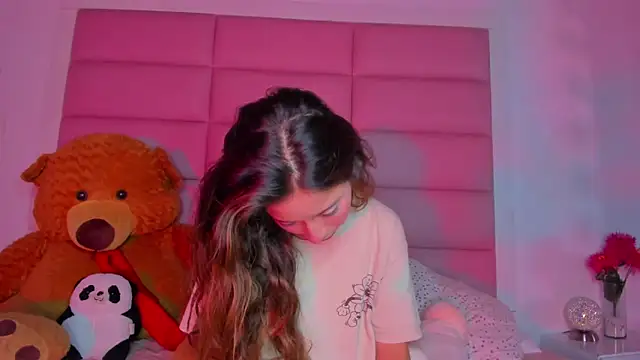 Snapshot of little-Emma chatting on 02/19/25, 03:06 little-Emma online show from 02/19/25, 03:06