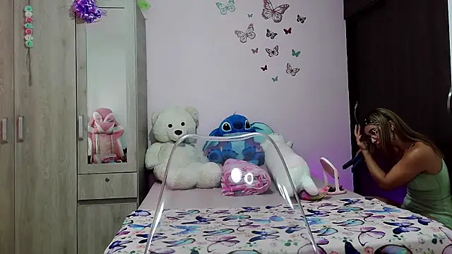 Snapshot of caroline_jonson chatting on 02/15/25, 04:56 caroline jonson online show from 02/15/25, 04:56