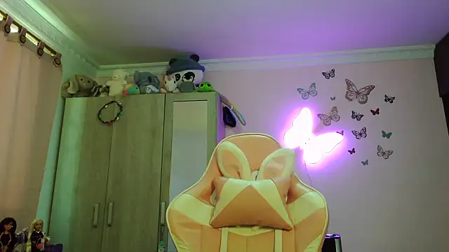 caroline jonson online show from 03/26/26, 06:02