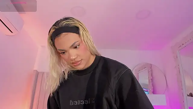 Shelynna azzul online show from 04/08/26, 08:09