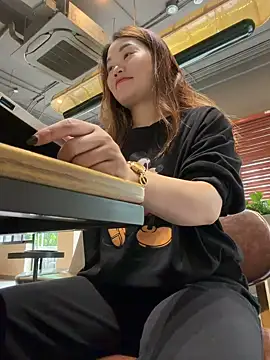 Snapshot of Emily_9xx chatting on 11/12/25, 02:01 Emily 9xx online show from 11/12/25, 02:01