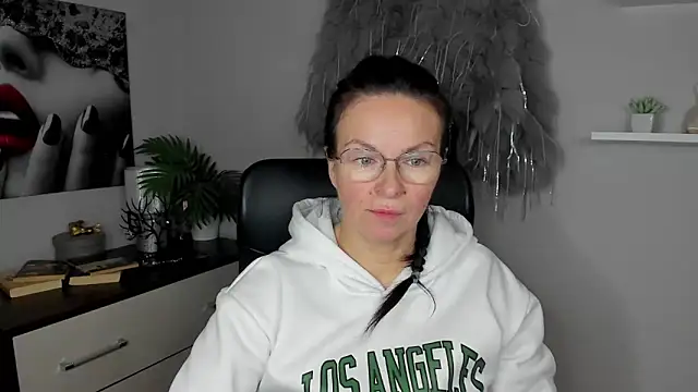 HelenLuxx online show from 01/27/25, 06:41