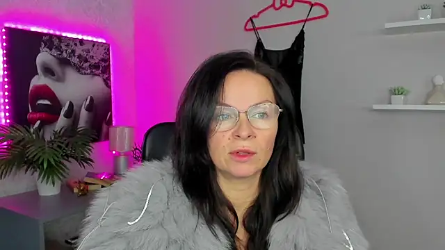 HelenLuxx online show from 02/02/25, 07:41