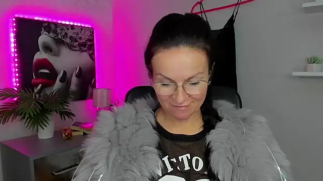 HelenLuxx online show from 02/03/25, 09:52