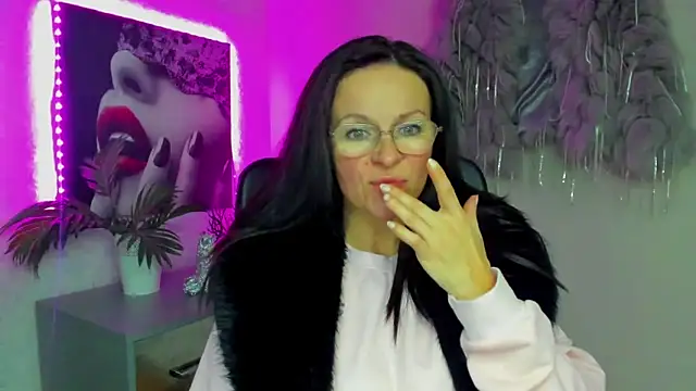 HelenLuxx online show from 11/24/25, 03:01