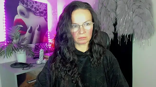 HelenLuxx online show from 02/18/26, 05:53