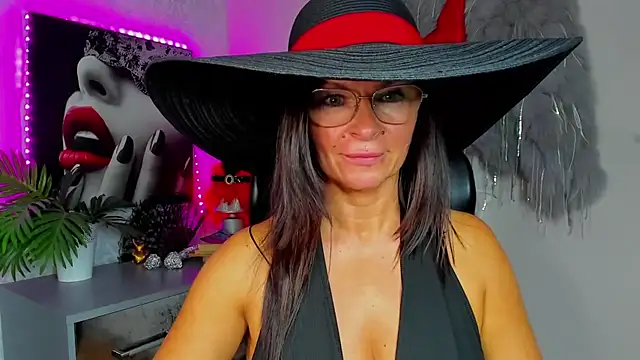 Snapshot of HelenLuxx chatting on 07/24/26, 12:47 HelenLuxx online show from 07/24/26, 12:47