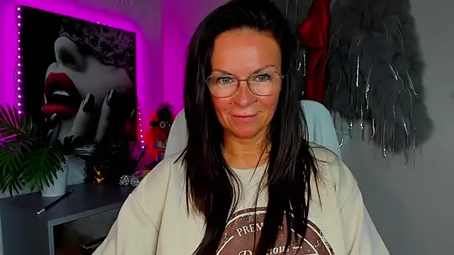 Snapshot of HelenLuxx chatting on 07/26/26, 01:40 HelenLuxx online show from 07/26/26, 01:40