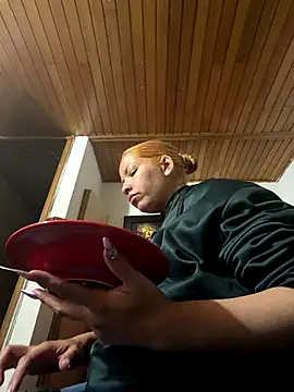 Snapshot of THEBOSSLARA chatting on 12/19/25, 11:23 THEBOSSLARA online show from 12/19/25, 11:23