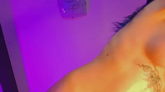 Snapshot of AriaVoss chatting on 12/28/24, 02:43 AriaVoss online show from 12/28/24, 02:43