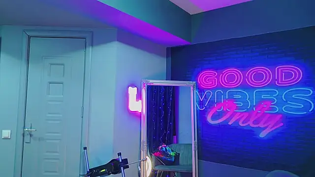 Snapshot of AriaVoss chatting on 01/13/25, 08:37 AriaVoss online show from 01/13/25, 08:37