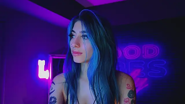 Snapshot of AriaVoss chatting on 01/14/25, 02:40 AriaVoss online show from 01/14/25, 02:40