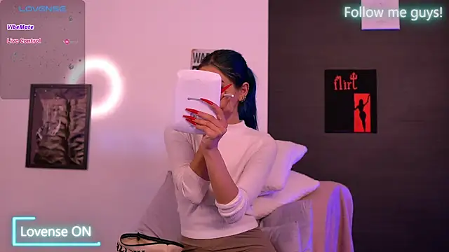 Snapshot of AriaVoss chatting on 09/19/25, 08:42 AriaVoss online show from 09/19/25, 08:42