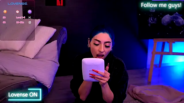 Snapshot of AriaVoss chatting on 09/29/25, 08:24 AriaVoss online show from 09/29/25, 08:24