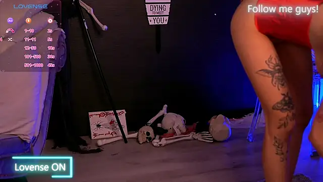 Snapshot of AriaVoss chatting on 10/18/25, 09:26 AriaVoss online show from 10/18/25, 09:26