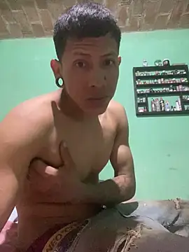 Snapshot of nowex18 chatting on 11/18/25, 01:55 nowex18 online show from 11/18/25, 01:55