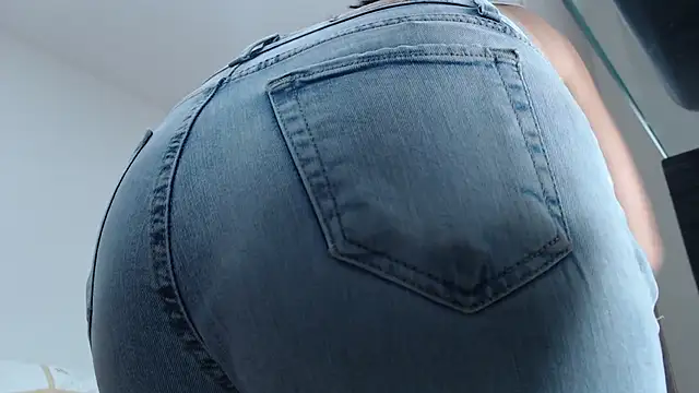 Snapshot of Amelia_Debora_Antonella chatting on 11/11/25, 01:11 Amelia Debora Antonella online show from 11/11/25, 01:11