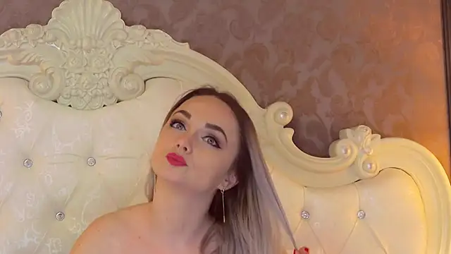 Snapshot of EllianaReese chatting on 03/19/25, 06:03 EllianaReese online show from 03/19/25, 06:03