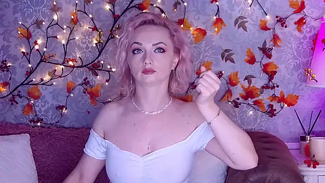 Snapshot of EllianaReese chatting on 09/19/25, 01:40 EllianaReese online show from 09/19/25, 01:40