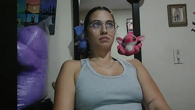 Snapshot of trianabell chatting on 04/21/26, 02:26 trianabell online show from 04/21/26, 02:26