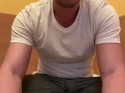 Snapshot of etat_onn chatting on 10/24/25, 03:19 etat onn online show from 10/24/25, 03:19