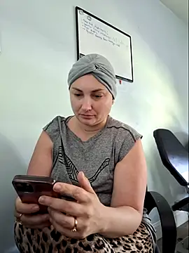 MilfyMrsRobinson online show from 05/18/26, 01:50