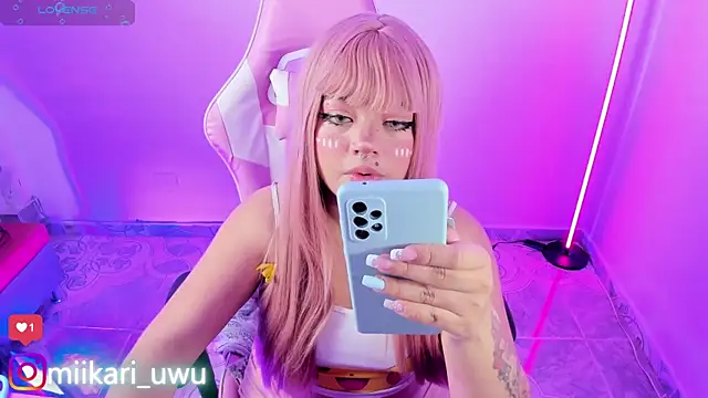 Snapshot of Ahri_Elderwood chatting on 09/27/25, 06:18 Ahri Elderwood online show from 09/27/25, 06:18