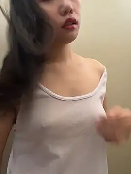 Snapshot of Eliza-E chatting on 12/17/25, 07:36 Eliza-E online show from 12/17/25, 07:36