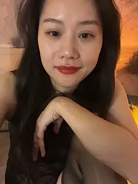 Snapshot of Eliza-E chatting on 12/18/25, 01:28 Eliza-E online show from 12/18/25, 01:28