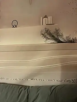 Snapshot of Eliza-E chatting on 01/12/26, 04:39 Eliza-E online show from 01/12/26, 04:39