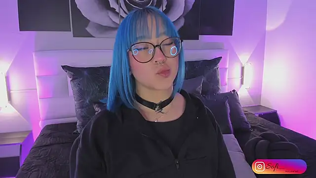 Snapshot of sofi_bakerr chatting on 10/13/25, 11:32 sofi bakerr online show from 10/13/25, 11:32