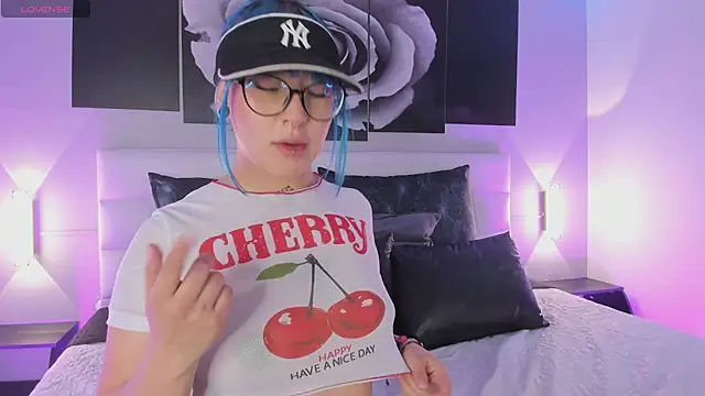 Snapshot of sofi_bakerr chatting on 10/16/25, 11:44 sofi bakerr online show from 10/16/25, 11:44