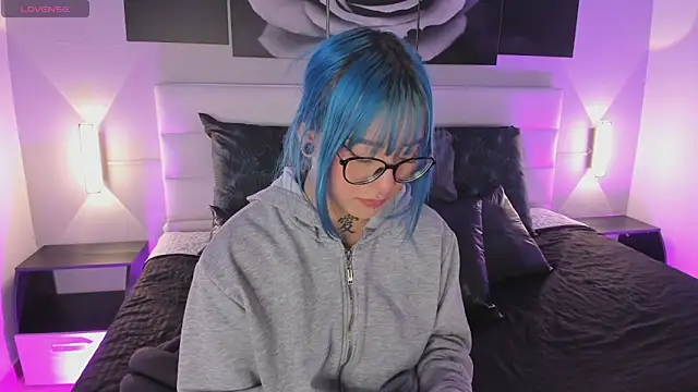 Snapshot of sofi_bakerr chatting on 10/20/25, 11:32 sofi bakerr online show from 10/20/25, 11:32